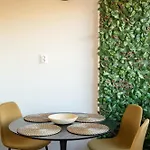 Apartment Modern With Balcony And Free Parking