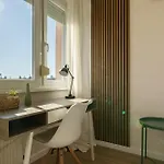 Modern With Balcony And Free Parking Apartment *