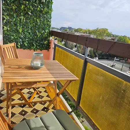 Modern With Balcony And Free Parking Apartment *