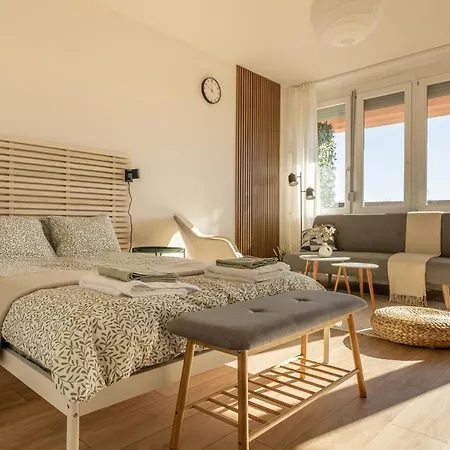 Modern With Balcony And Free Parking *